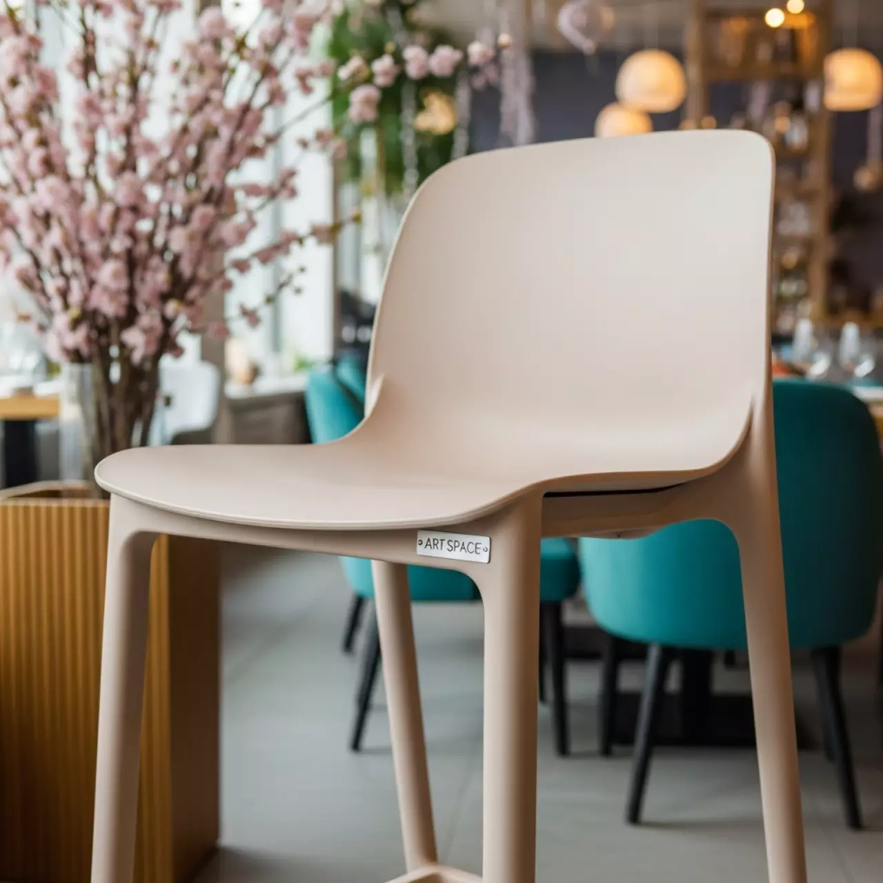 Аренда Стул полубарный пластиковый Bakhita в ресторане «Баран-Рапан» — ART SPACE