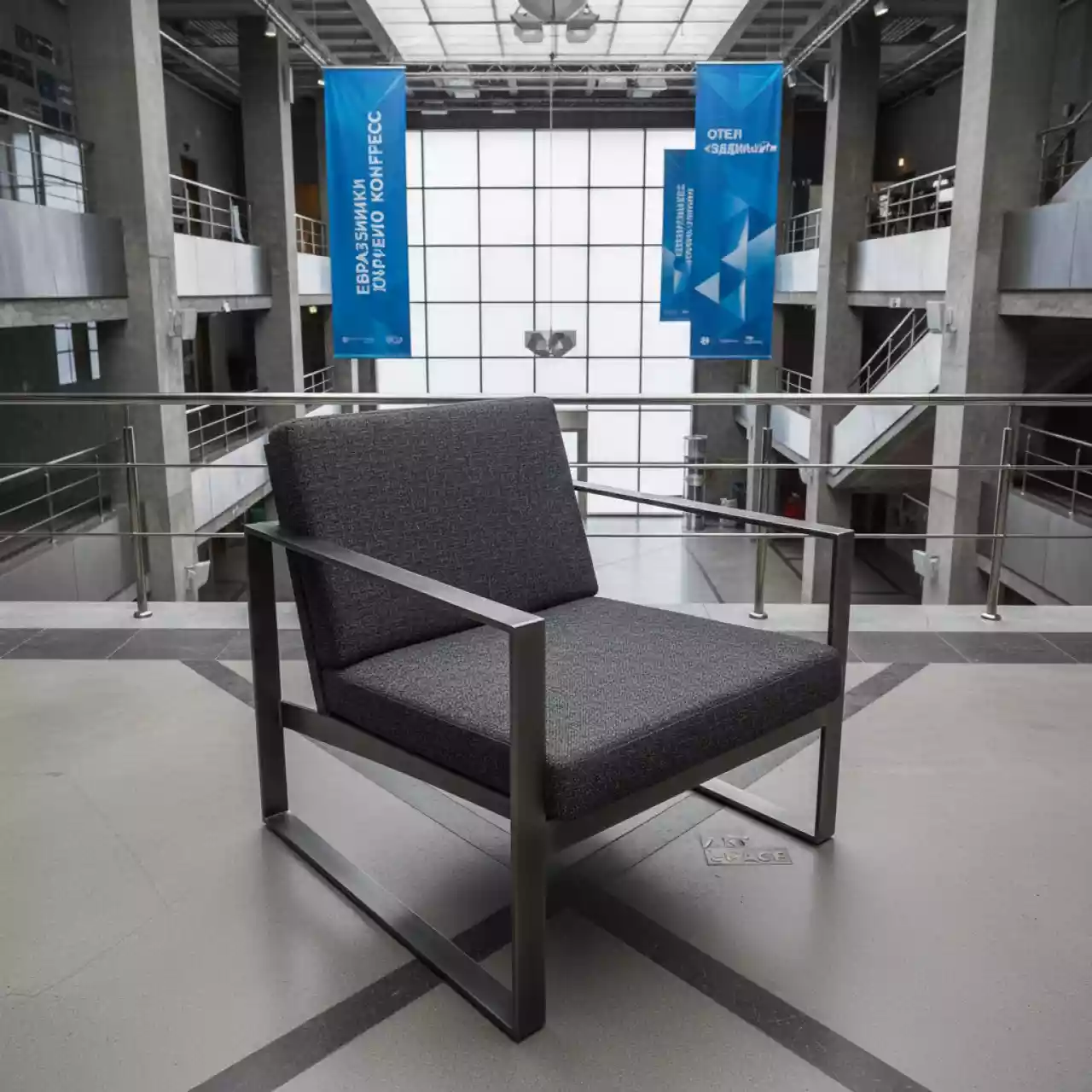 Аренда Стул Прометей каркас стальной темно серый муар RAL ткань темно серая в отеле «Звездный» — ART SPACE