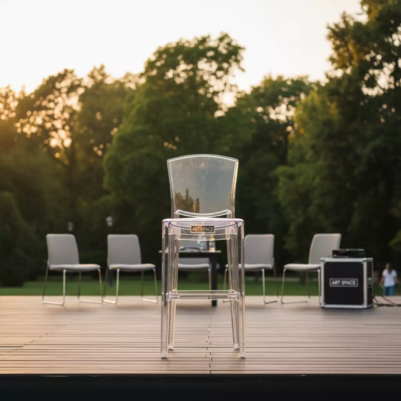 Аренда Стул прозрачный барный Chiavari Bar в парке «Ривьера» — ART SPACE