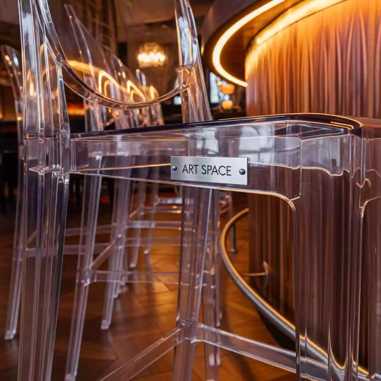 Аренда Стул прозрачный полубарный Chiavari Bar в ресторане «Brunello» — ART SPACE