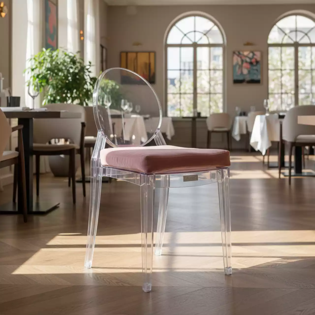 Аренда Стул прозрачный РУФФО с розовой бархатной подушкой в ресторане «Brunello» — ART SPACE