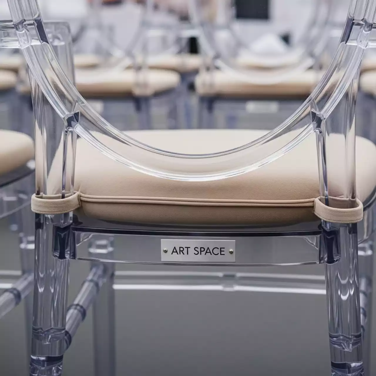 Аренда Стул прозрачный с бежевой бархатной подушкой ХЭМПСОН в VK Stadium Sirius — ART SPACE