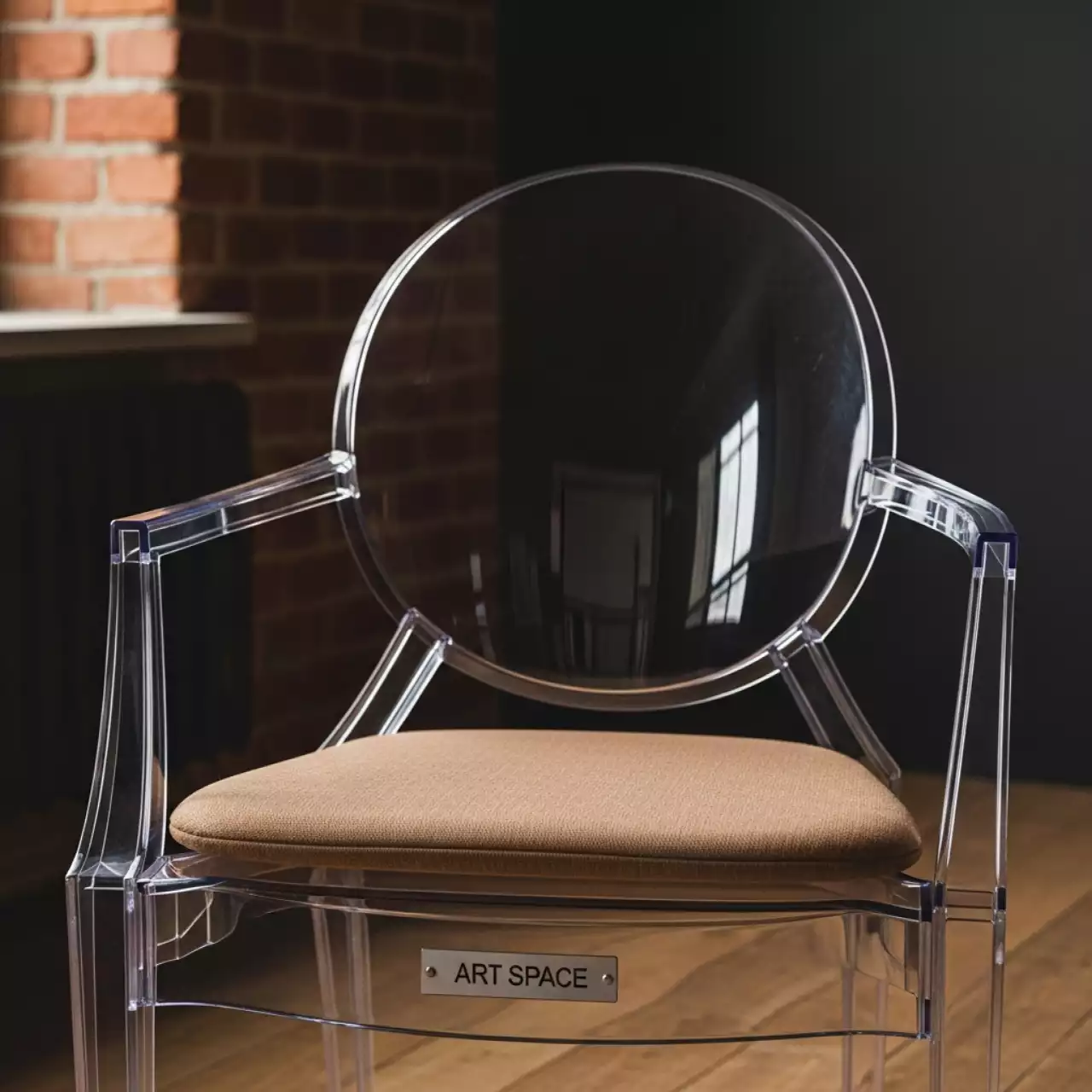 Аренда Стул прозрачный с габардиновой подушкой цвета кофе с молоком ХЭМПСОН в отеле «Богатырь» — ART SPACE