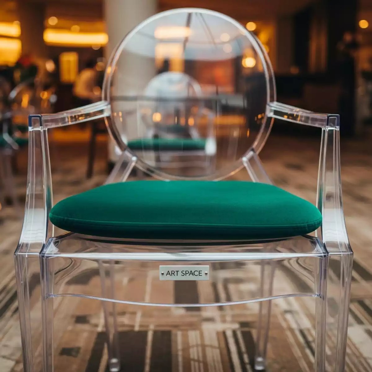 Аренда Стул прозрачный с изумрудной бархатной подушкой ХЭМПСОН в Mövenpick Hotel — ART SPACE