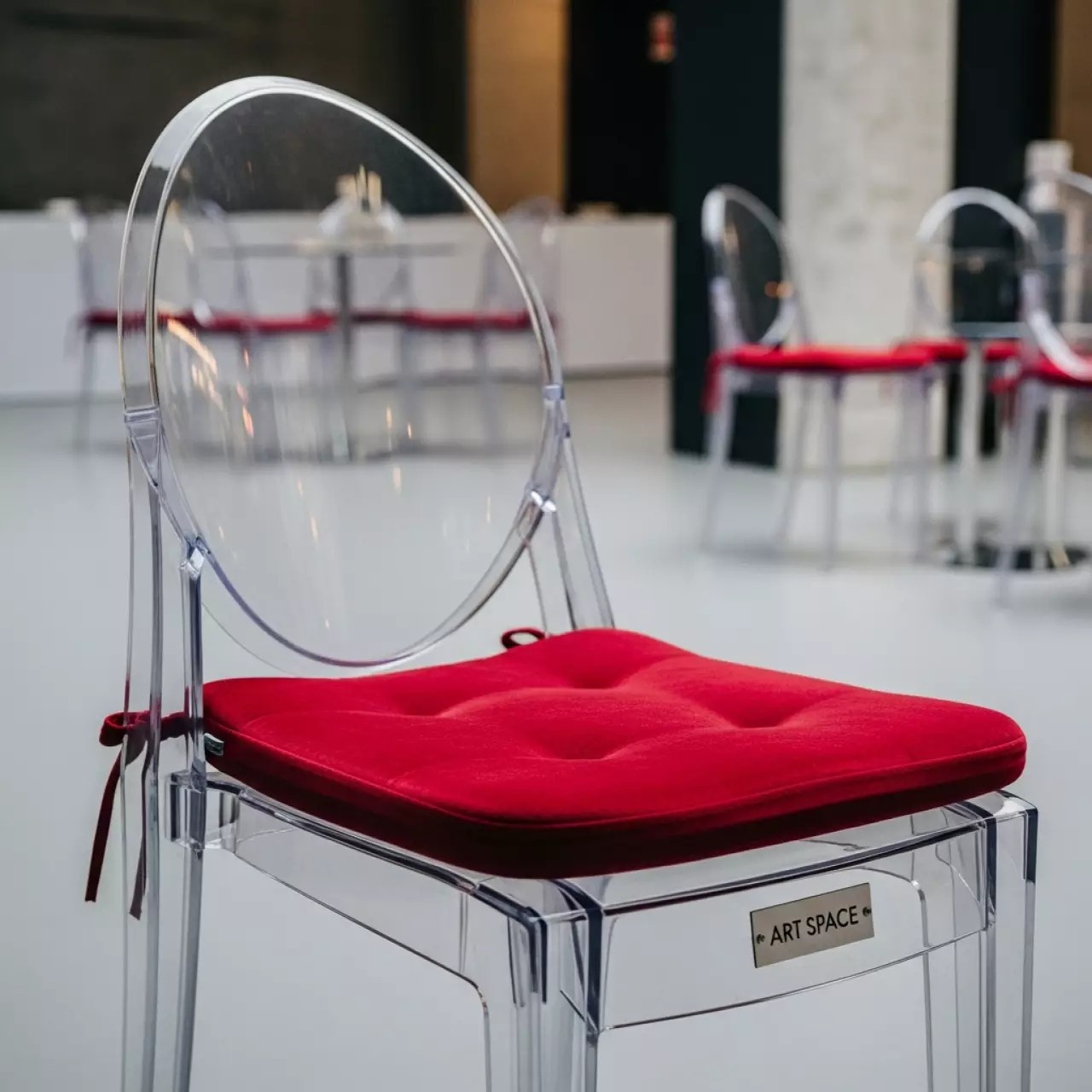 Аренда Стул прозрачный с красной бархатной подушкой ХЭМПСОН на пляжных клубах Хосты — ART SPACE