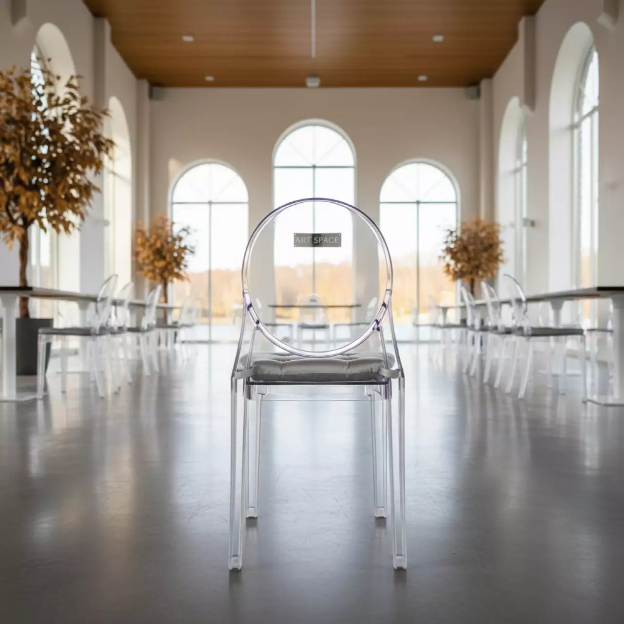 Аренда Стул прозрачный с серебряной подушкой ХЭМПСОН в Karat Resort — ART SPACE