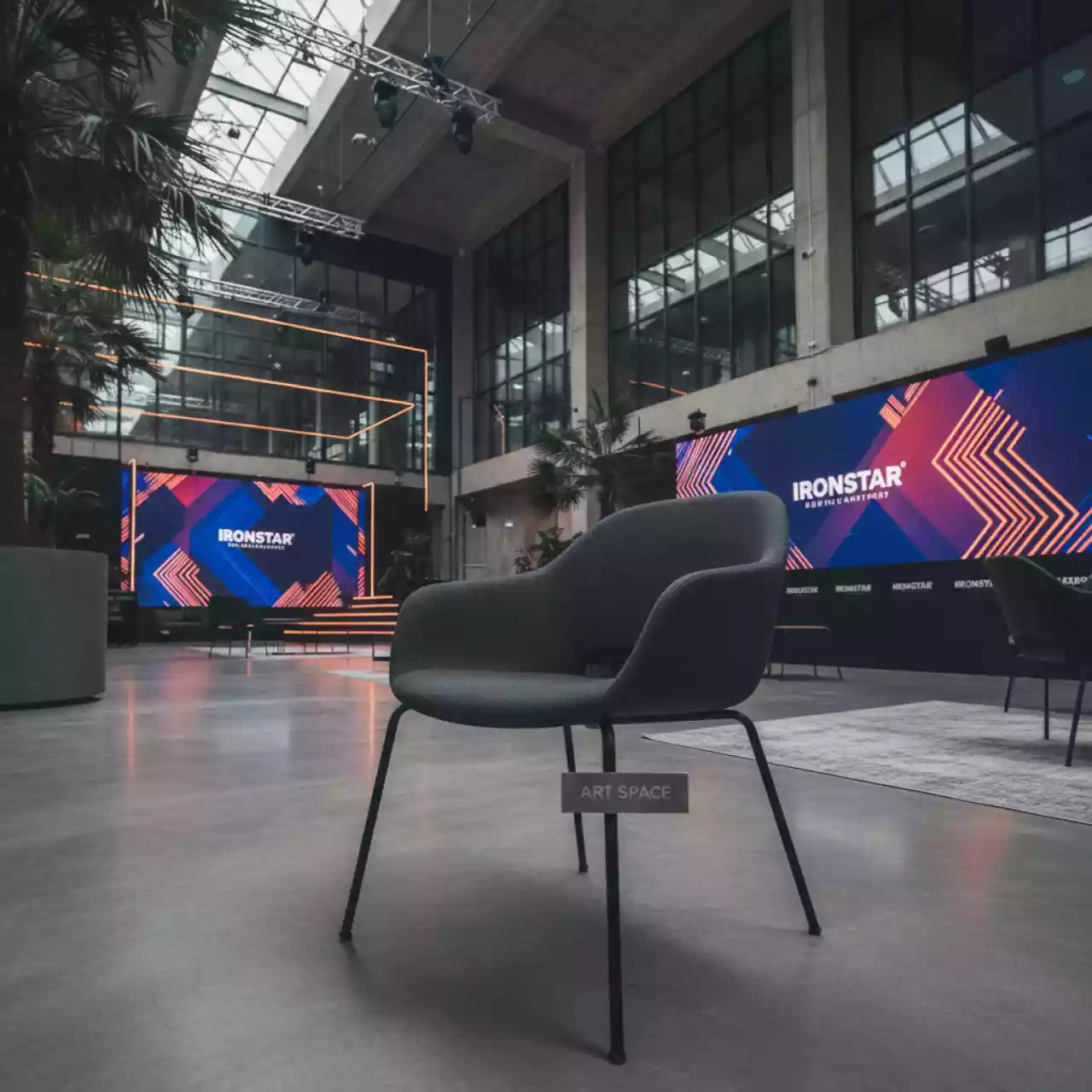 Аренда Стул Quinn темно серый в комплексе «Дагомыс» — ART SPACE