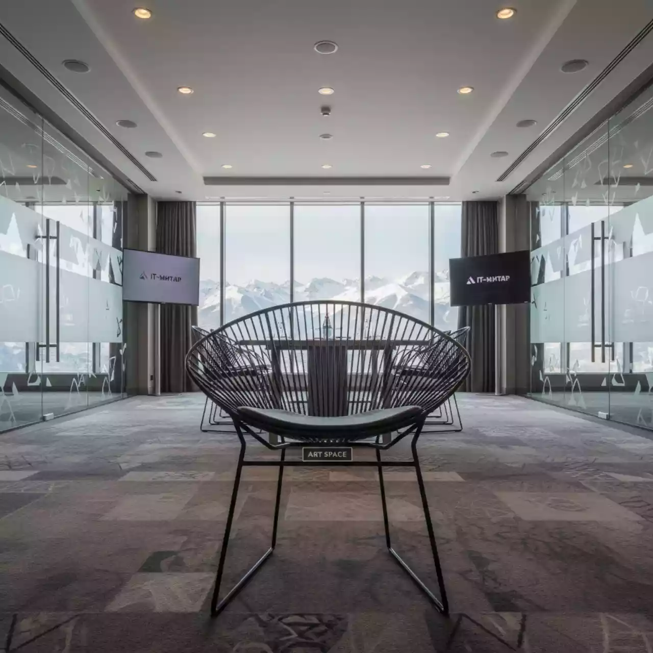 Аренда Стул Race черный на прутке в Courtyard by Marriott Sochi — ART SPACE