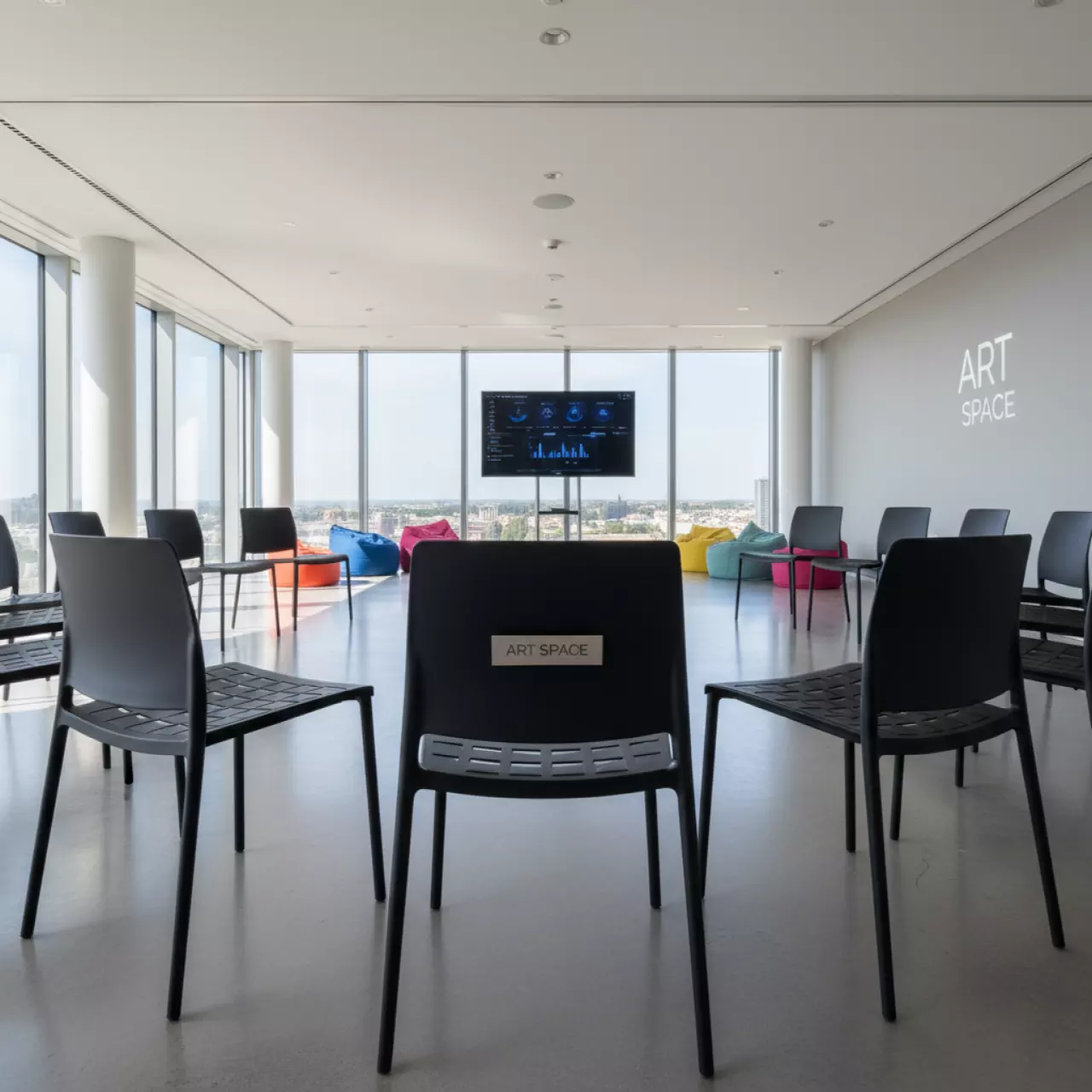 Аренда Стул Race SW на черной крестовине Somalia черный в Panorama by Mercure — ART SPACE