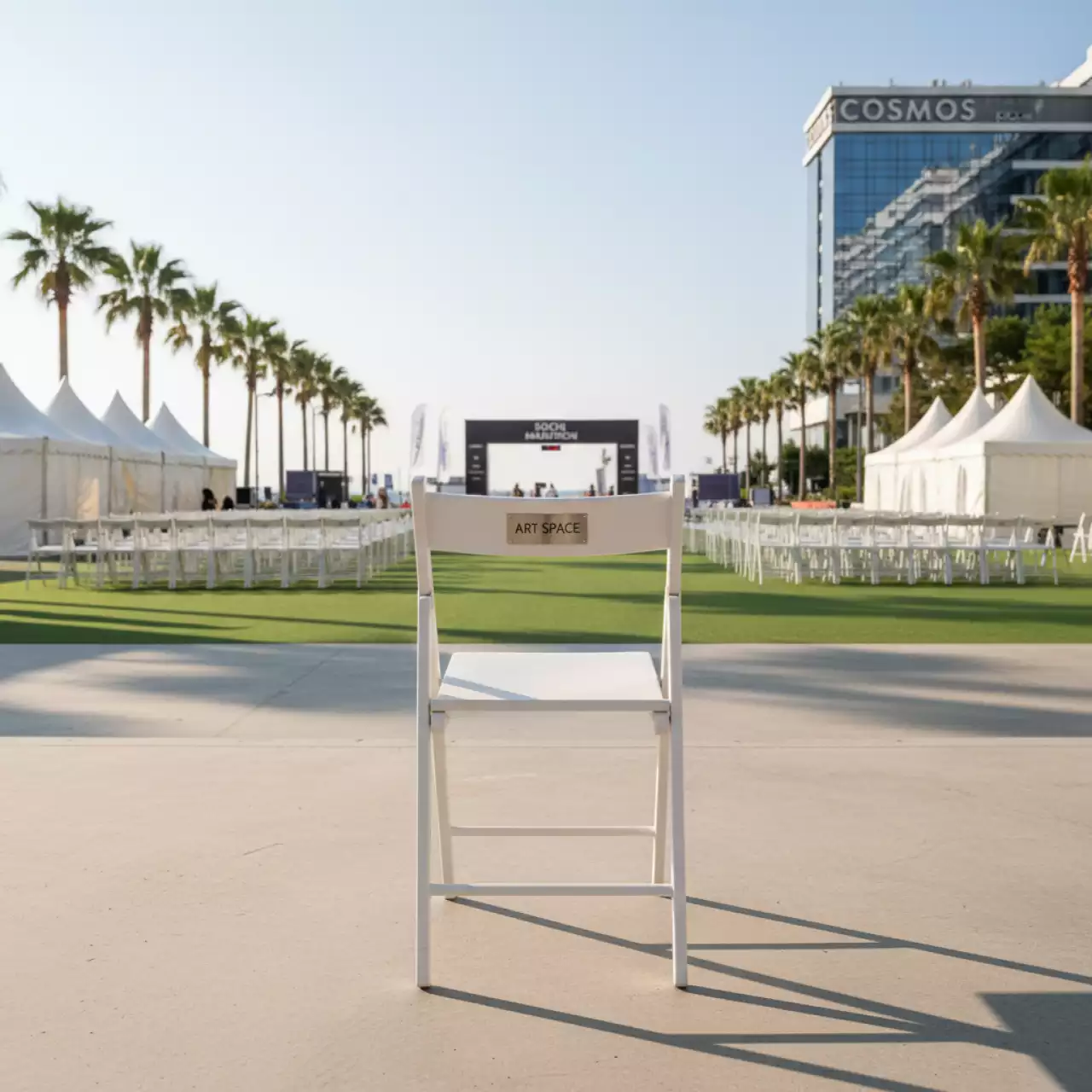 Аренда Стул раскладной пластиковый белый в Cosmos Sochi Hotel — ART SPACE