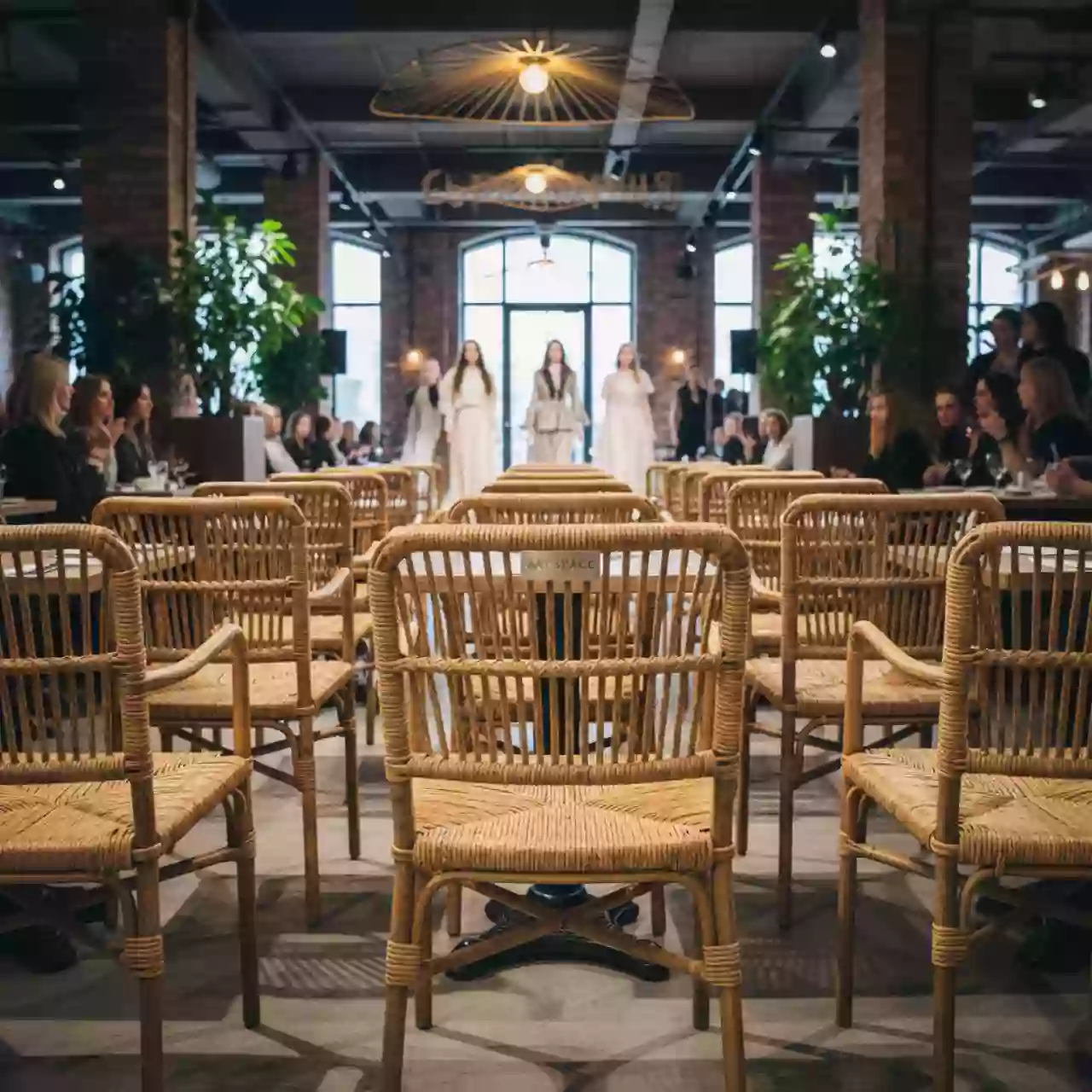 Аренда Стул Равенна плетеное из искусственного ротанга соломенный в ресторане «Сыроварня» — ART SPACE