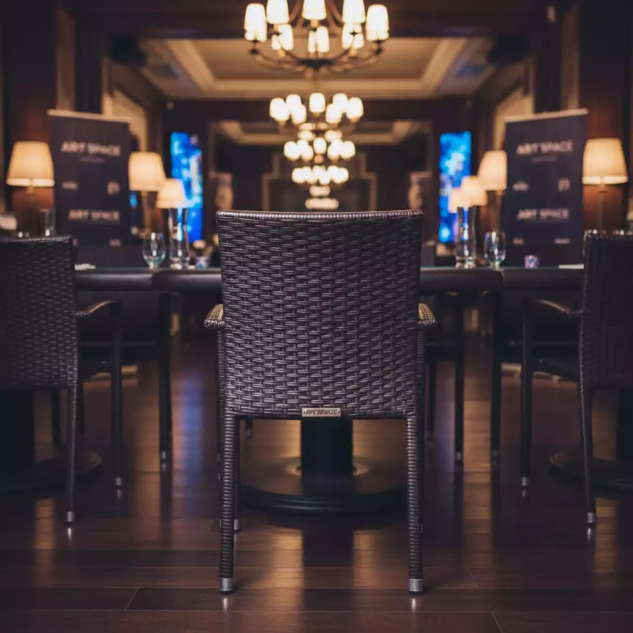 Аренда Стул Равенна плетеный из искусственного ротанга коричневый в ресторане «Баран-Рапан» — ART SPACE