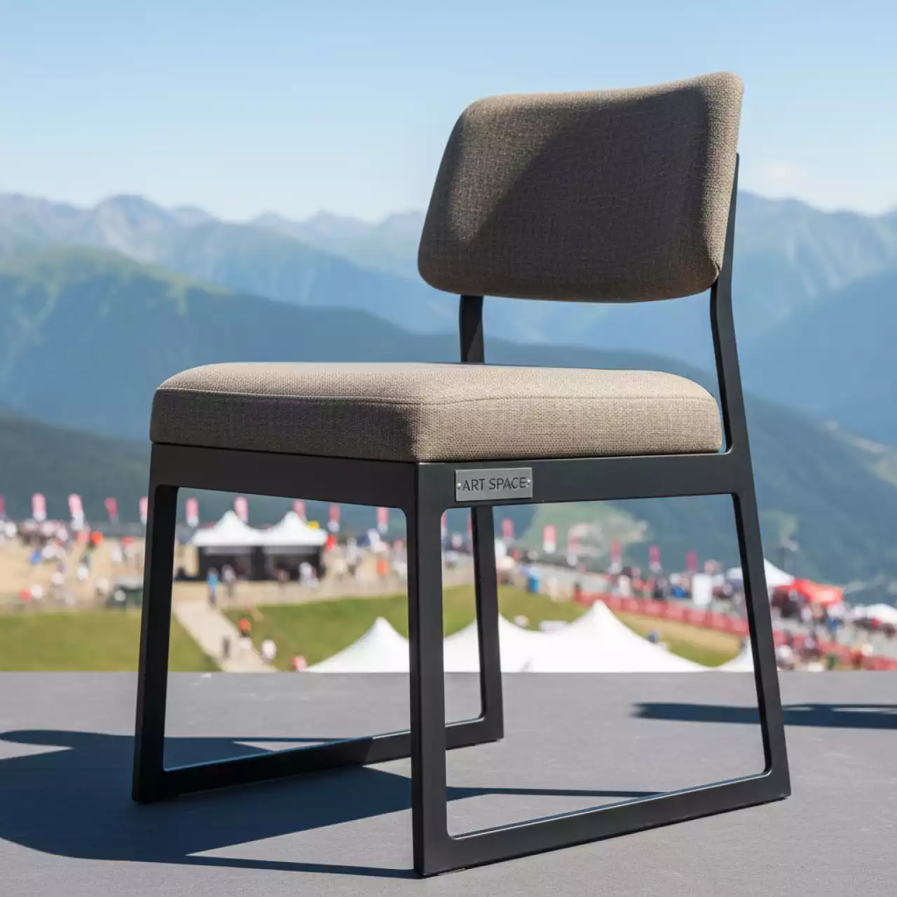 Аренда Стул Refraction поворотный темно бежевый черный в Skypark Sochi — ART SPACE