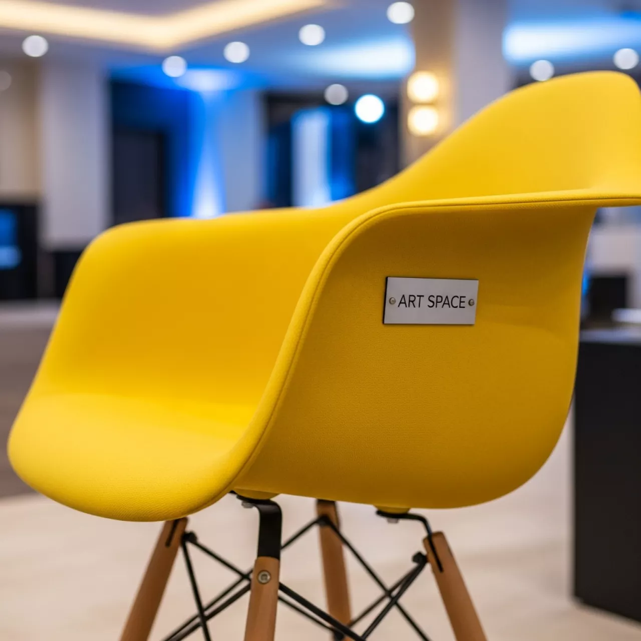 Аренда Стул Rodeo Wood желтый в Grand Karat Sochi — ART SPACE