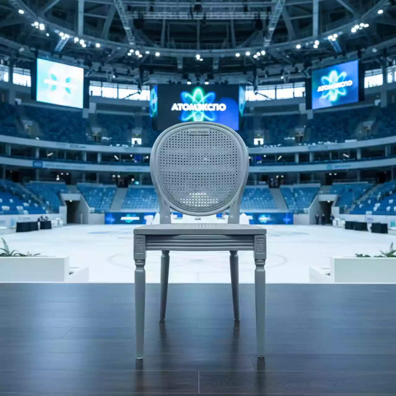 Аренда Стул Royal Family JULY светло серый имитация ротанга в Ледовом дворце «Айсберг» — ART SPACE