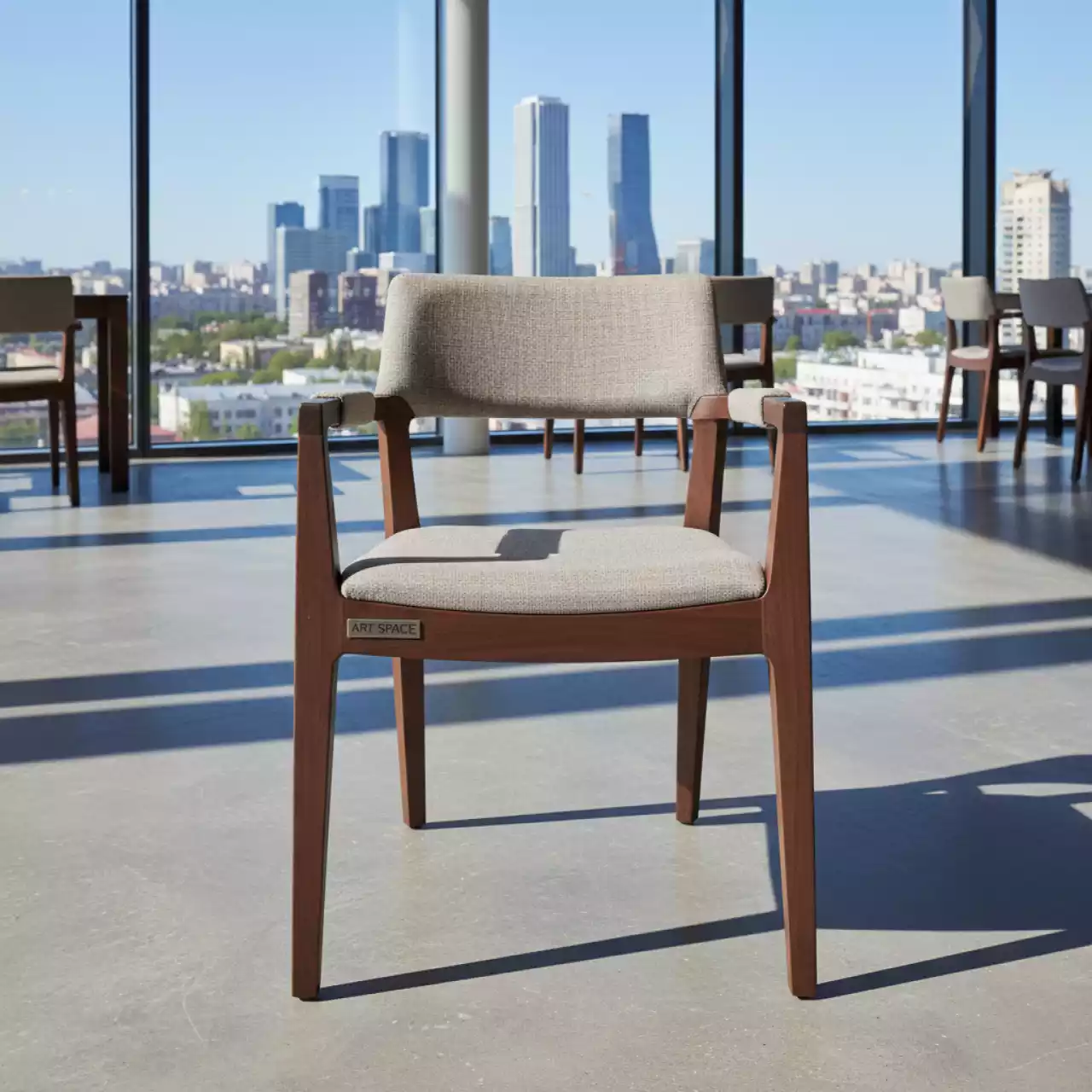 Аренда Стул Руджеро с мягкими подлокотниками орех шоколад в Panorama by Mercure — ART SPACE