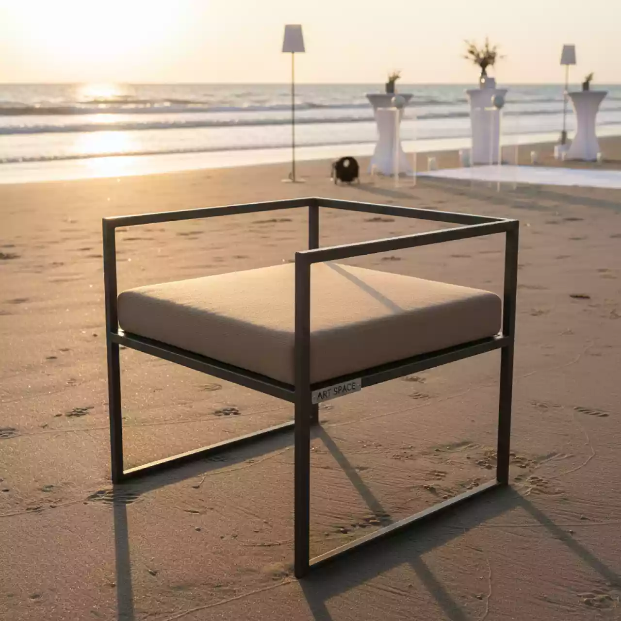 Аренда Стул РУФФО дымчатый подушка габардин цвета кофе с молоком на пляже «Маяк» — ART SPACE