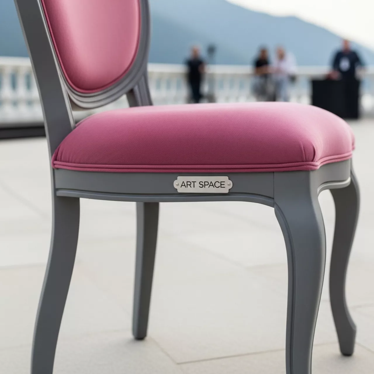 Аренда Стул РУФФО дымчатый с розовой бархатной подушкой в ледовом дворце «Роза Хутор» — ART SPACE