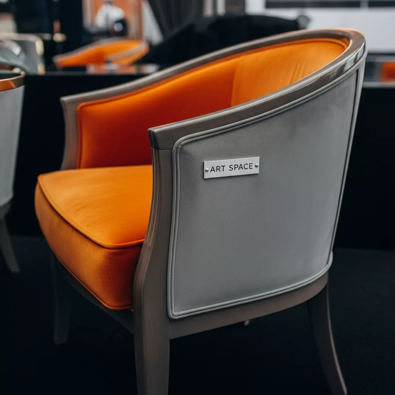 Аренда Стул РУФФО дымчатый с тыквенной бархатной подушкой в санатории «Черноморье» — ART SPACE