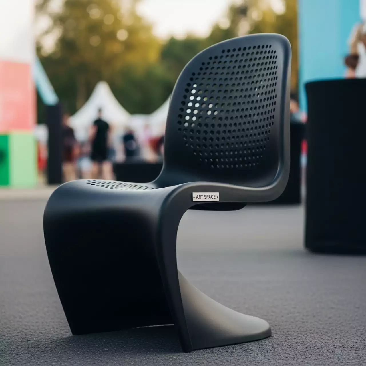 Аренда Стул с перфорацией S образный черный в парке «Ривьера» — ART SPACE