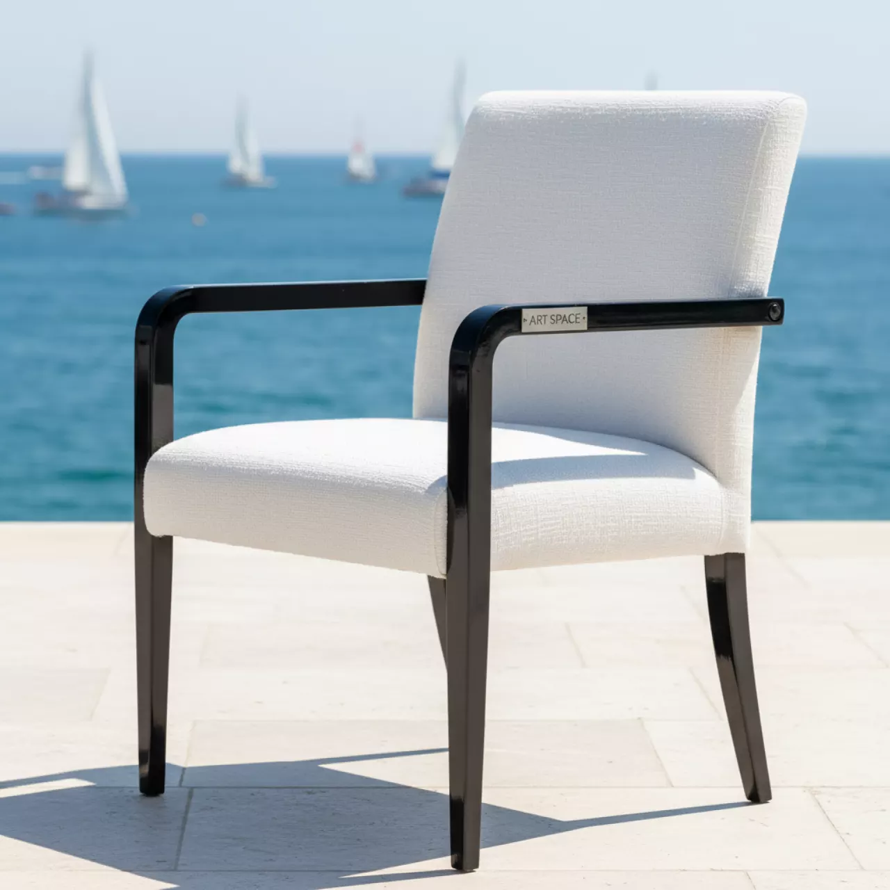 Аренда Стул с подлокотниками с широким сиденьем жаккард санта белый каркас черный глянец на парусной регате (Сочи) — ART SPACE