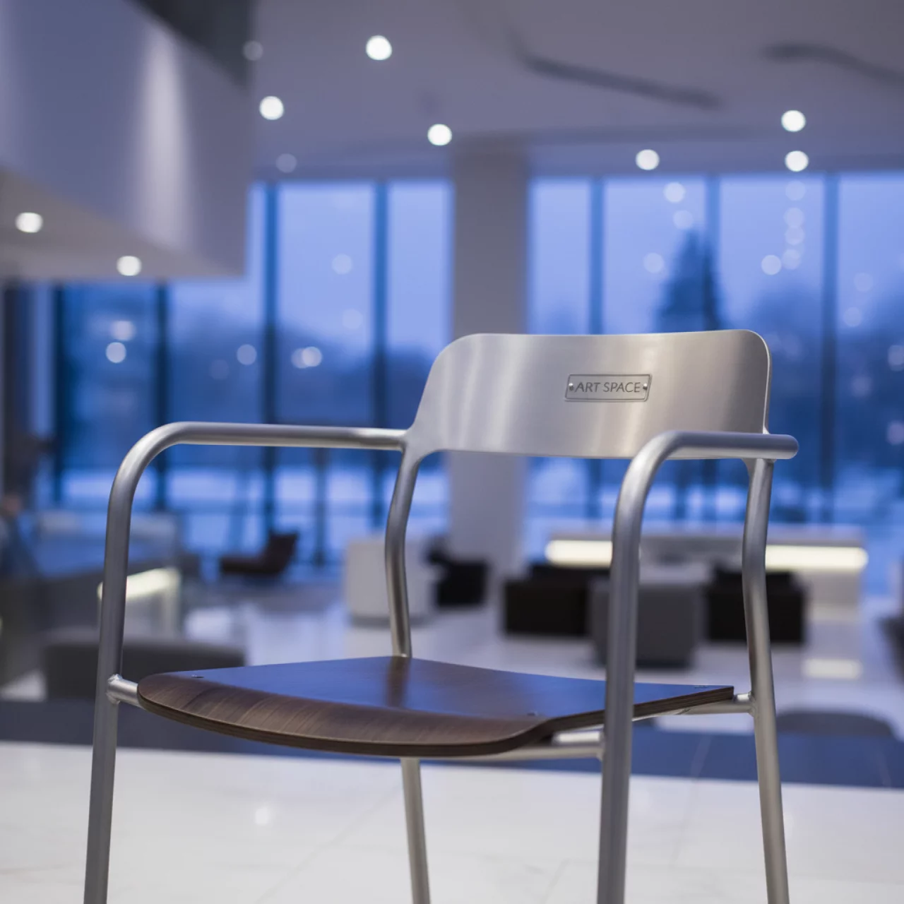 Аренда Стул с подлокотниками серебристый матовый темное дерево Tolix в отеле «Богатырь» — ART SPACE