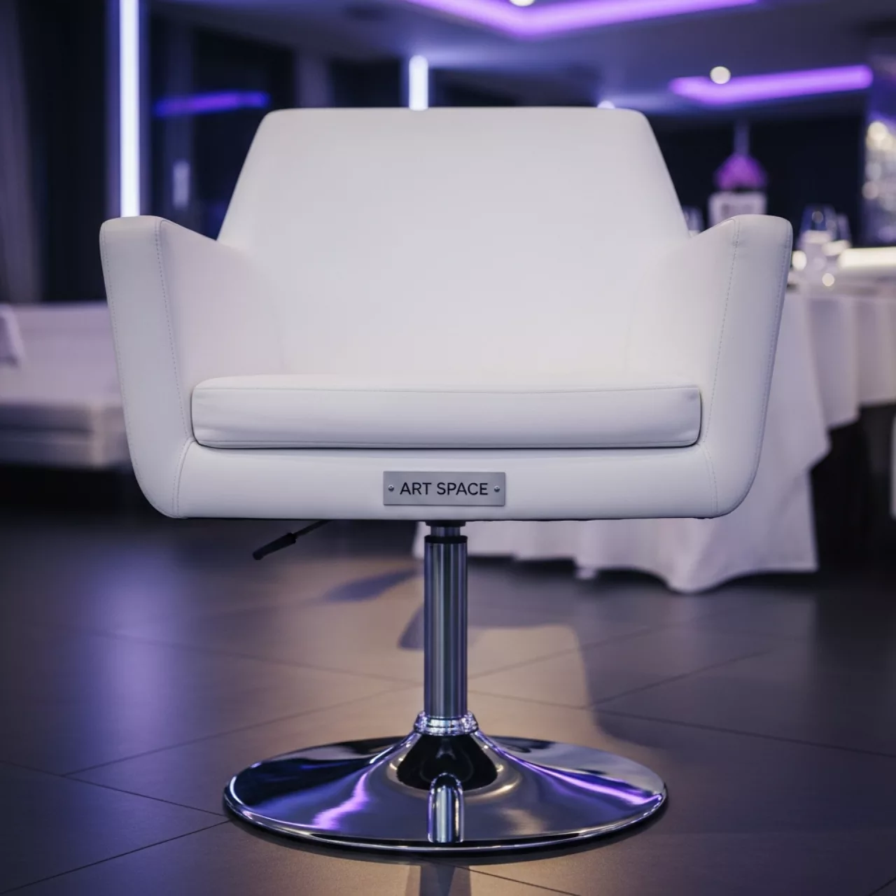 Аренда Стул с поворотным основанием белый Eames в ресторане «Brunello» — ART SPACE