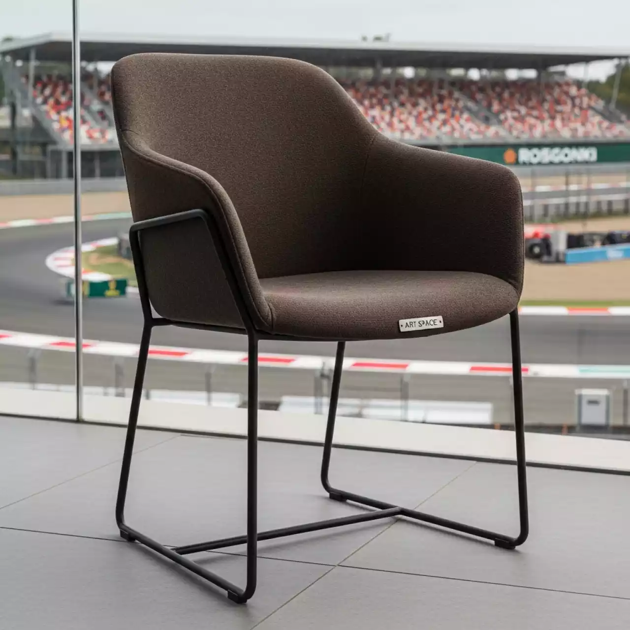 Аренда Стул Саф Ина темно коричневый каркас черный в пляжном комплексе VinoGrad — ART SPACE