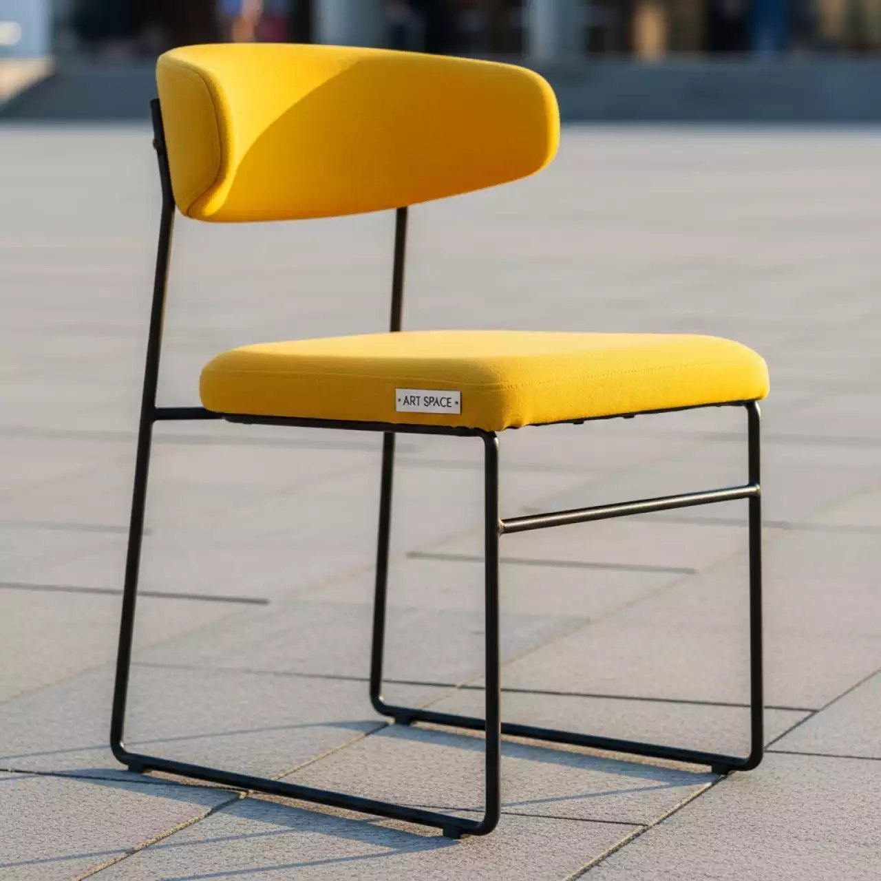 Аренда Стул Саф Ина желтый черный каркас на Медальной площади — ART SPACE