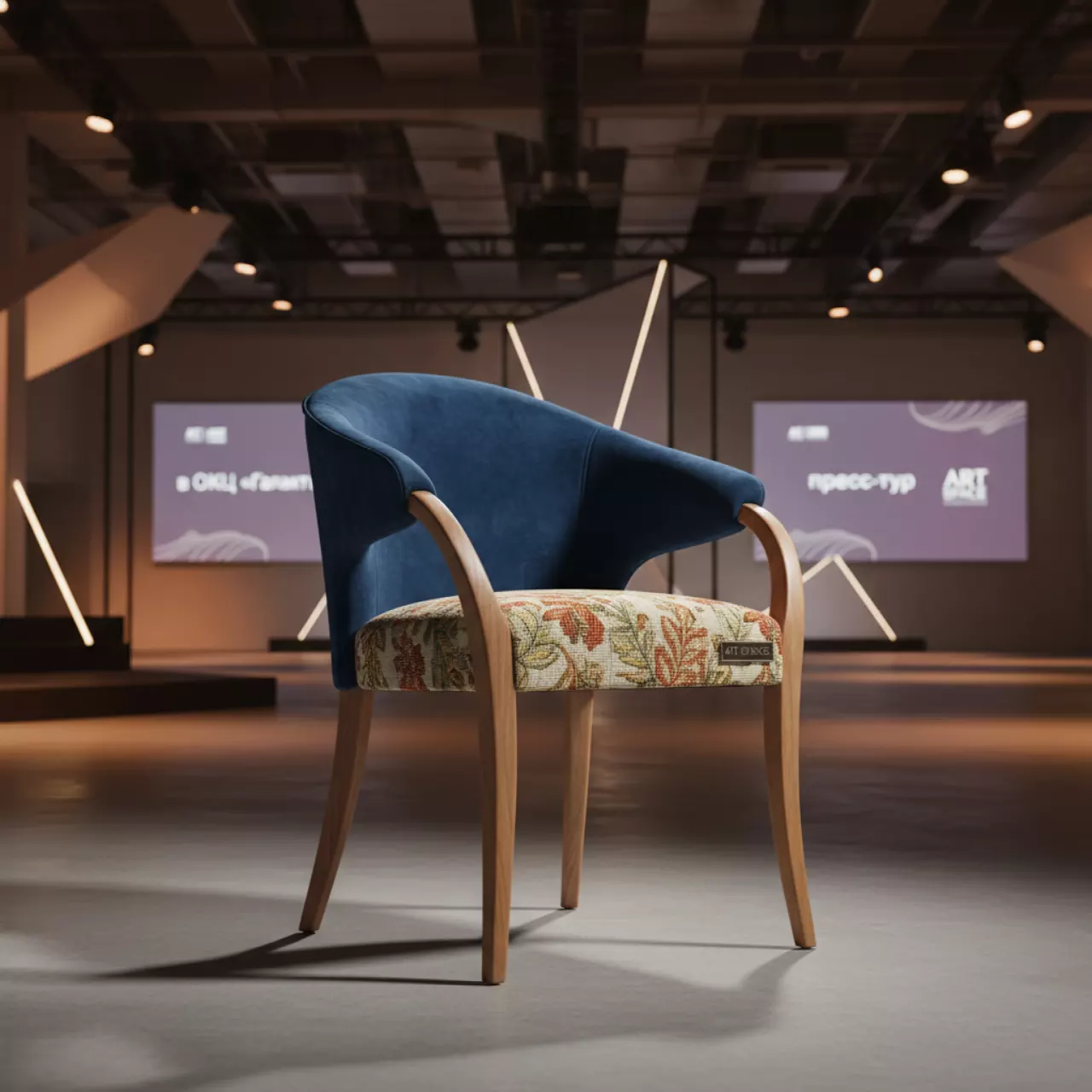Аренда Стул Safir сиденье и перед спинки гобелен зад спинки велюр Imperia Dark Blue ножки бук светлый орех в ОКЦ «Галактика» — ART SPACE
