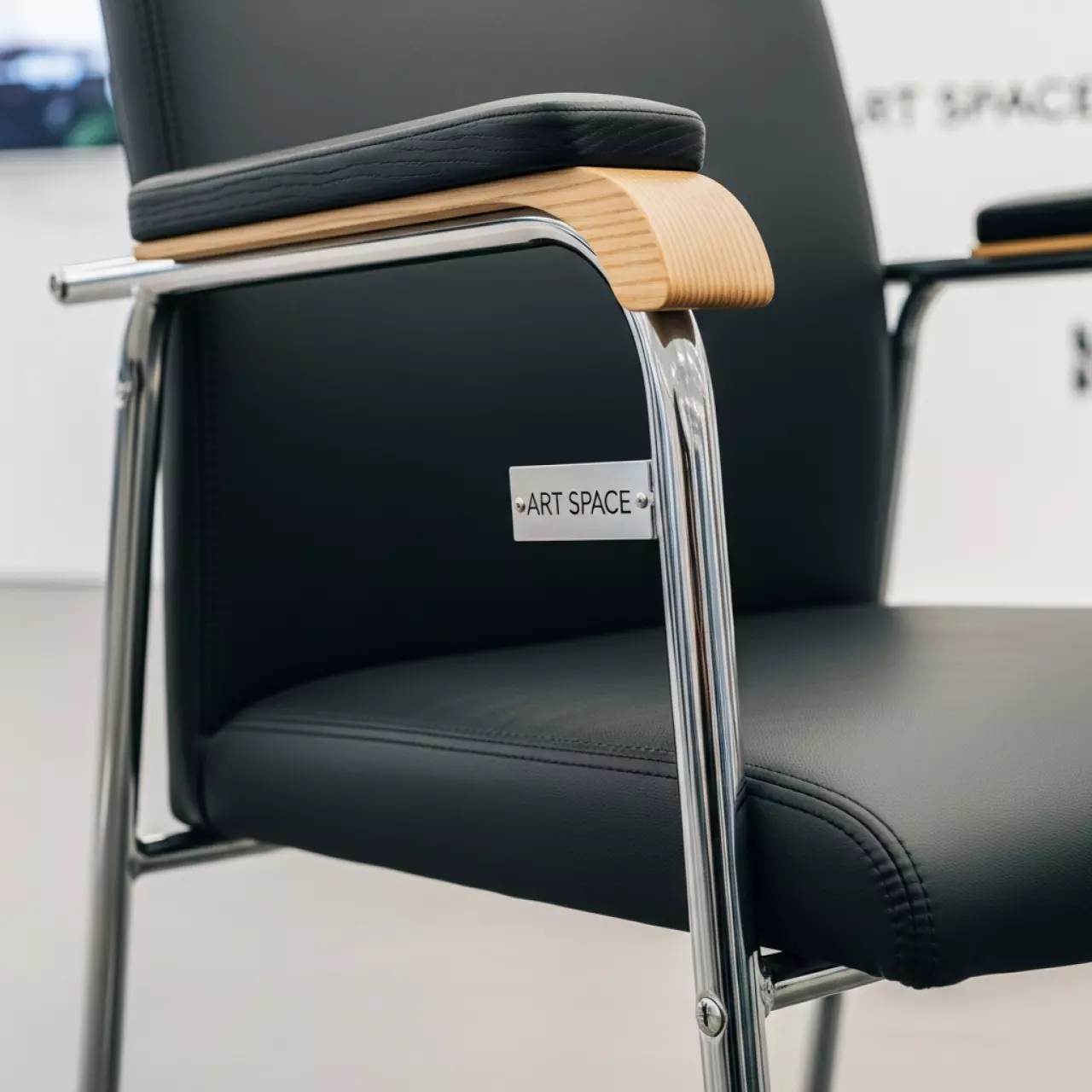 Аренда Стул Самба экокожа Black хромированный каркас подлокотники бук черная морилка в Grand Karat Sochi — ART SPACE