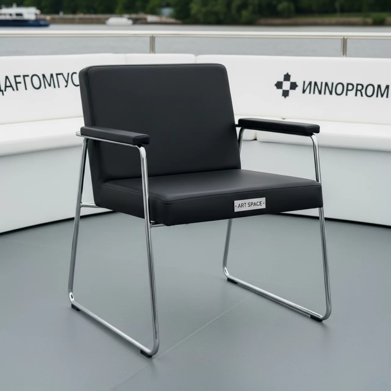 Аренда Стул Самба экокожа черная хромированный каркас мягкие подлокотники на теплоходе «Дагомыс» — ART SPACE
