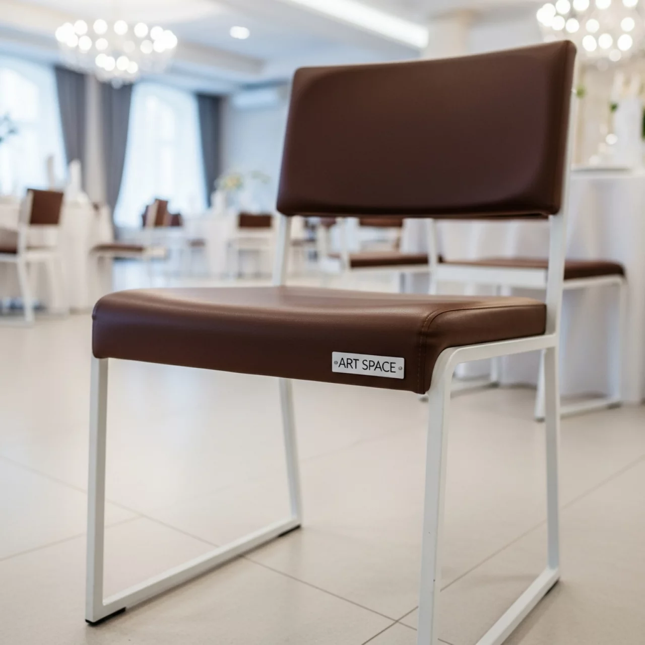 Аренда Стул Самба коричневый белый каркас белый в банкетном зале «Дельфин» — ART SPACE