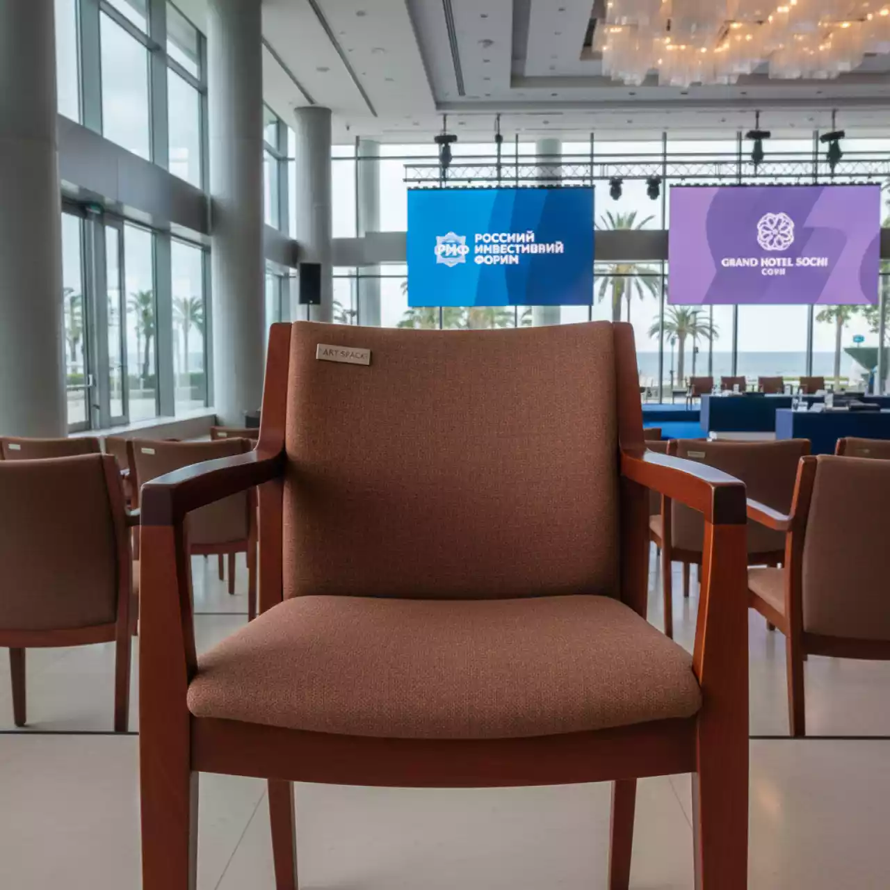 Аренда Стул Самба коричневый каркас цвета красного дерева в Гранд Отель Сочи — ART SPACE