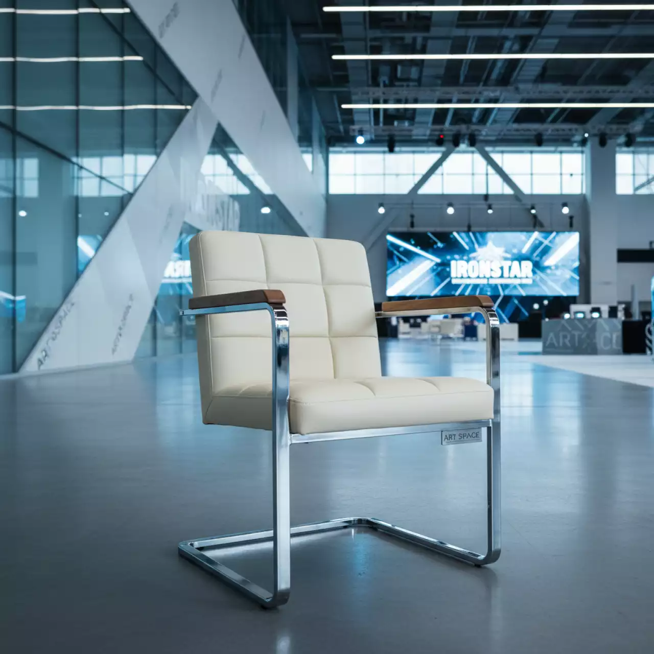 Аренда Стул Самба кожзам Nitro Beige хромированный каркас гальваника подлокотники светлый орех в ледовом дворце «Большой» — ART SPACE