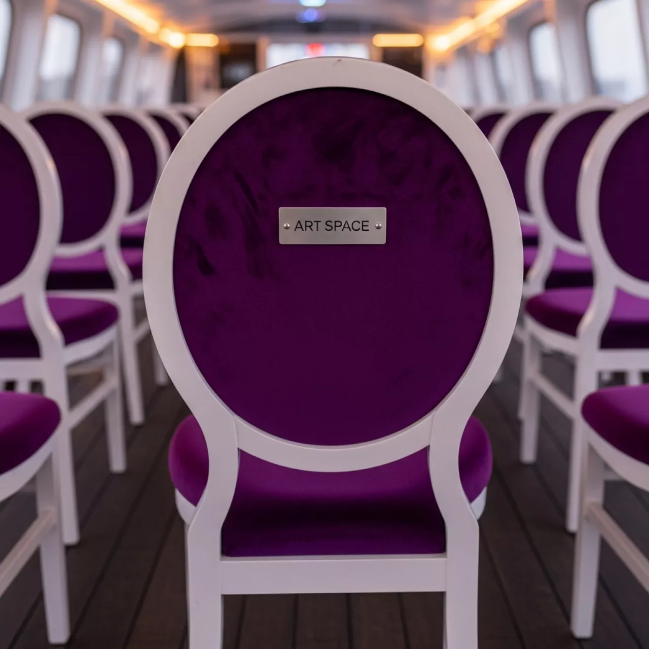 Аренда Стул Самба темно фиолетовый белый каркас серебро на теплоходе «Дагомыс» — ART SPACE
