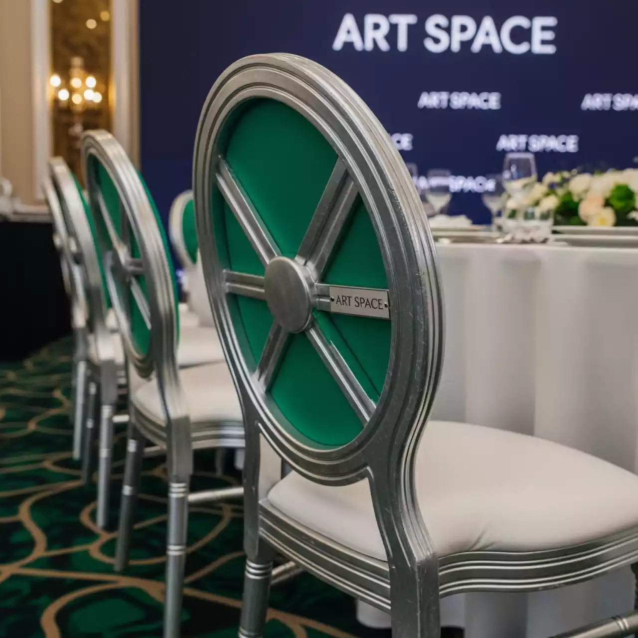 Аренда Стул Самба зеленый белый каркас серебро в Mercure Сочи Центр — ART SPACE