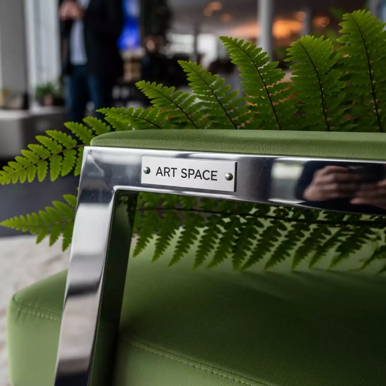 Аренда Стул серебряный ОКТАВА папоротниковый бархатный в пляжном клубе Del Mar — ART SPACE