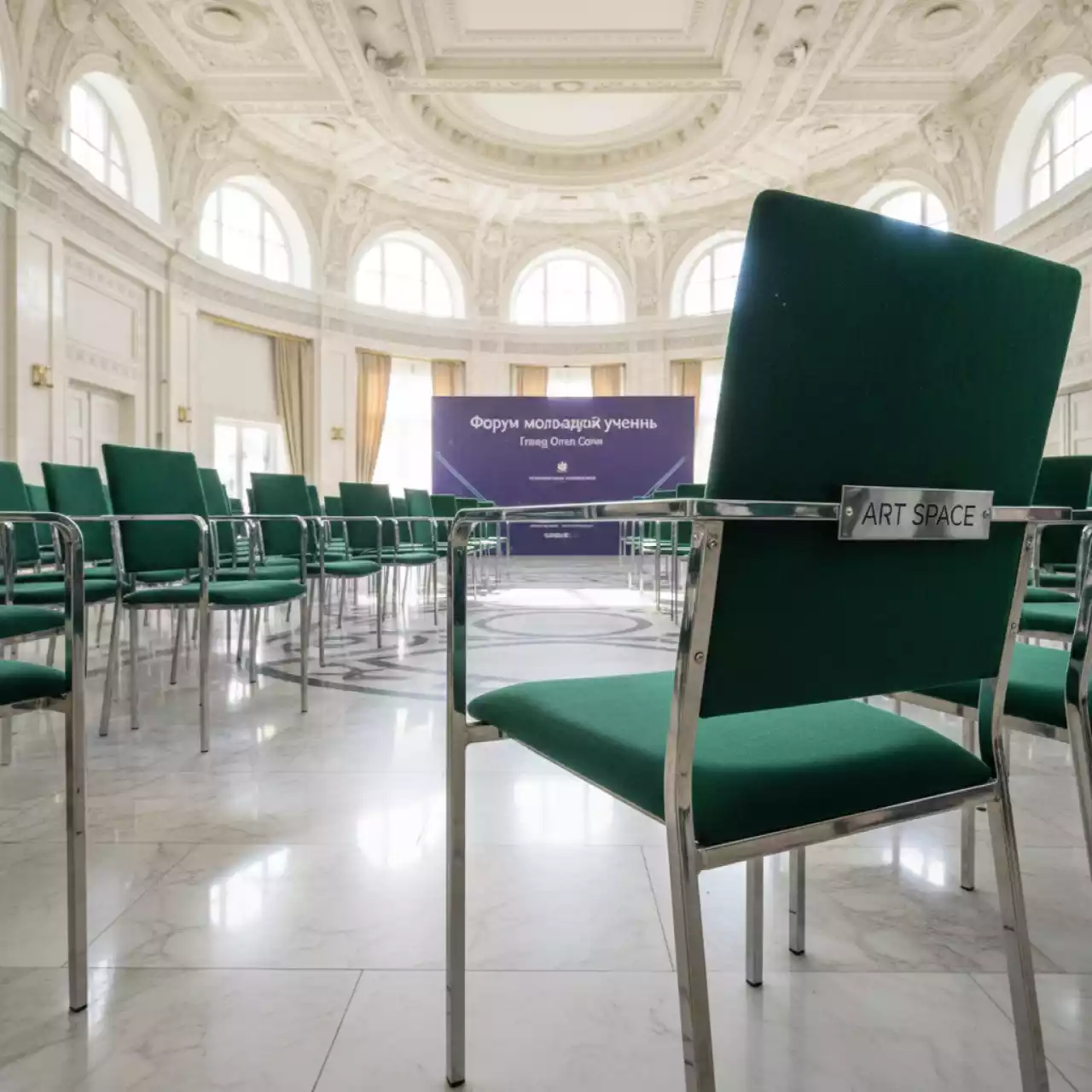 Аренда Стул серебряный ОКТАВА зеленый бархатный в Гранд Отель Сочи — ART SPACE