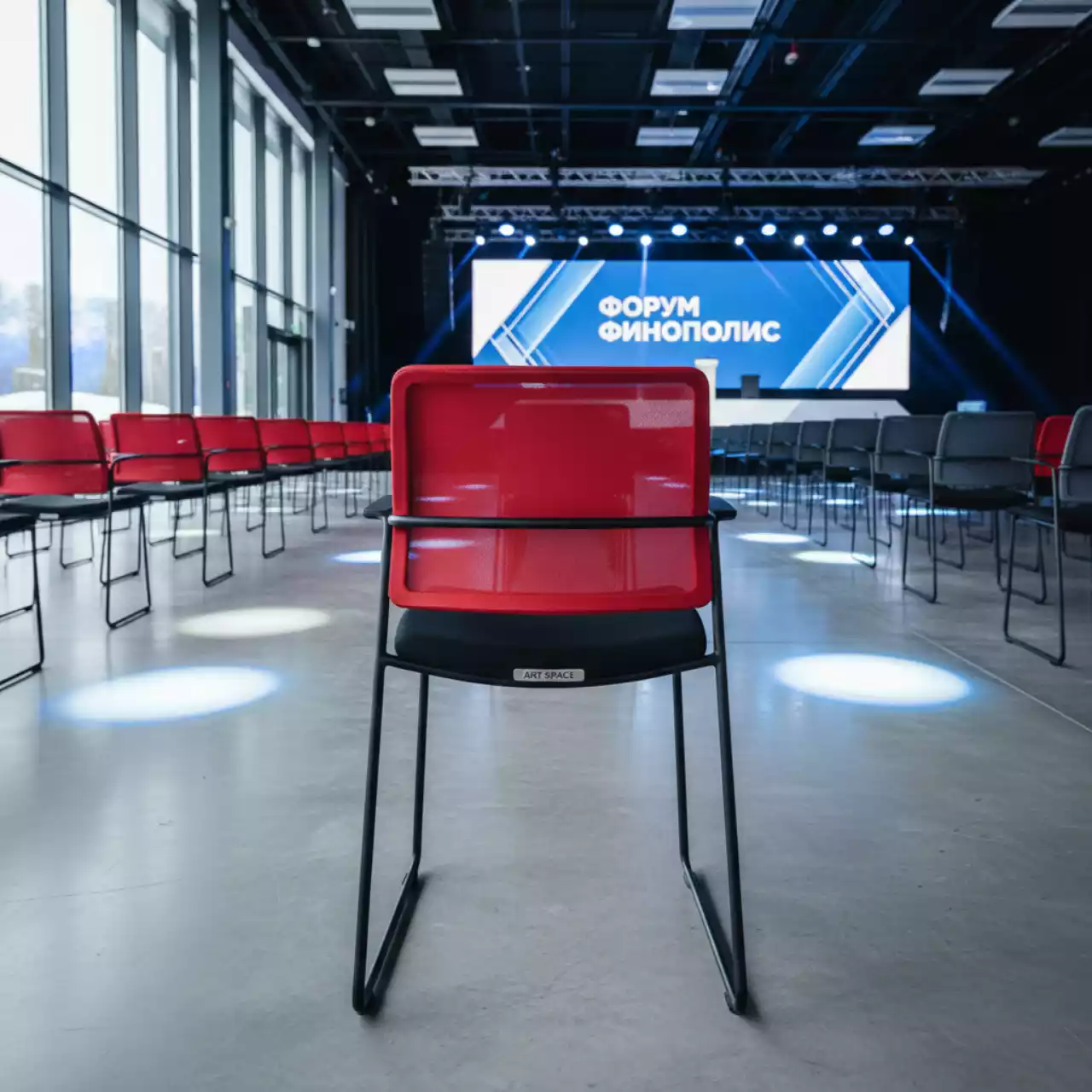 Аренда Стул сетчатая спинка красный ИЗО W в Керлинговом центре «Ледяной куб» — ART SPACE