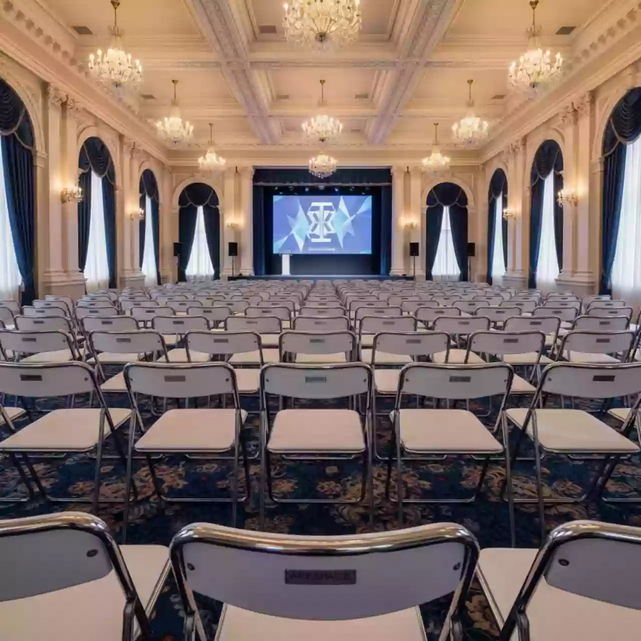 Аренда Стул складной Джонни экокожа белый каркас металлик в гранд-отеле «Жемчужина» — ART SPACE