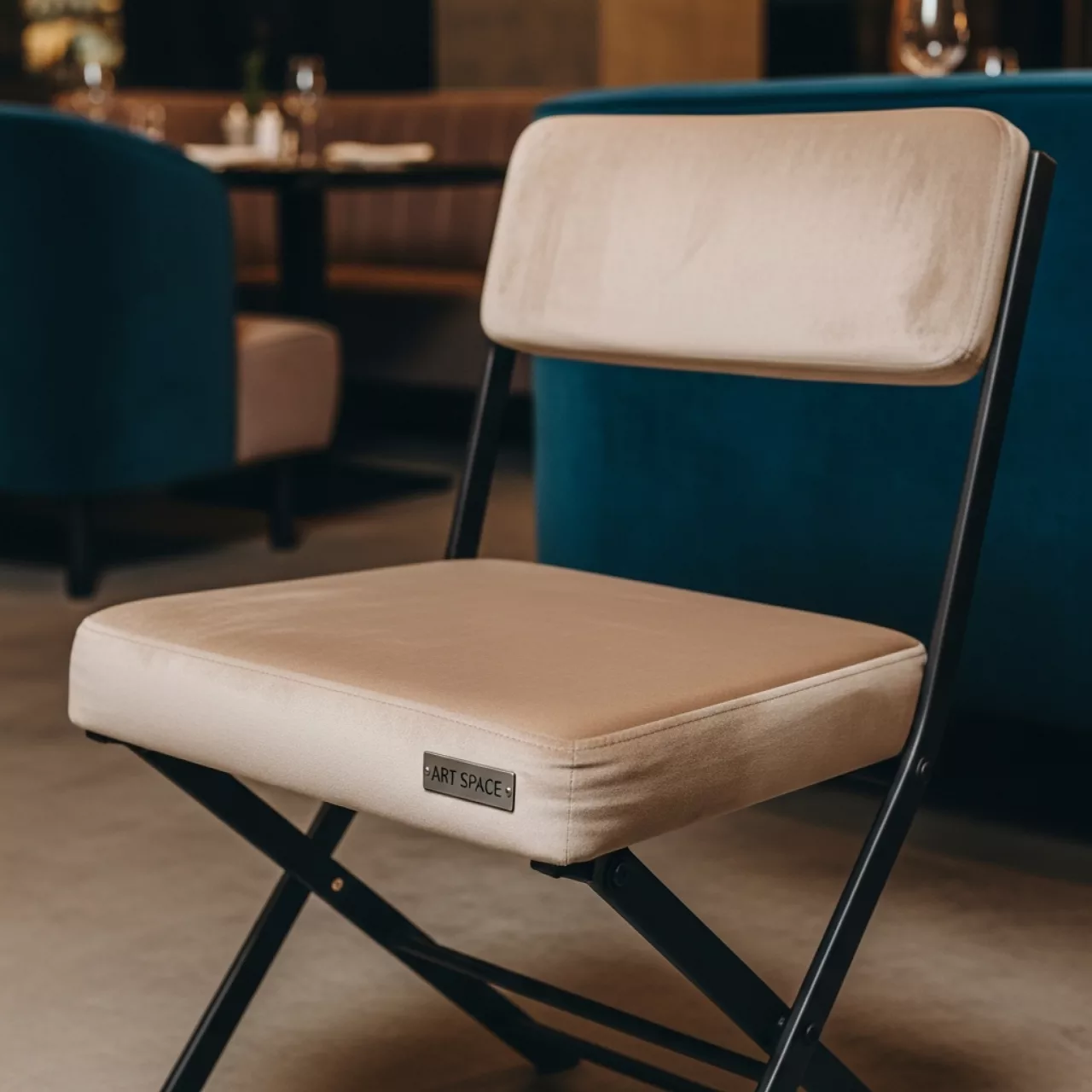 Аренда Стул складной Джонни велюр велютто бежевый черный матовый каркас в ресторане «Высота 5642» — ART SPACE