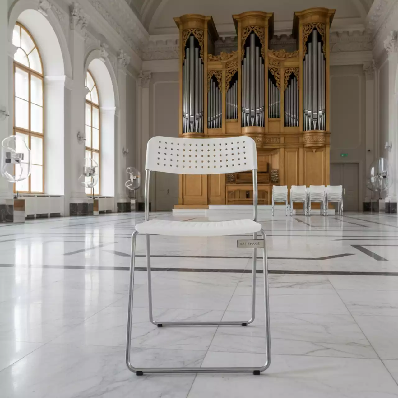 Аренда Стул складной Гунде белый в Зале органной и камерной музыки — ART SPACE