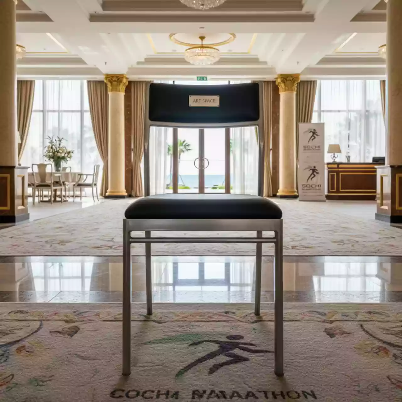 Аренда Стул складной Хит серебряный каркас черный в Pullman Sochi Centre — ART SPACE