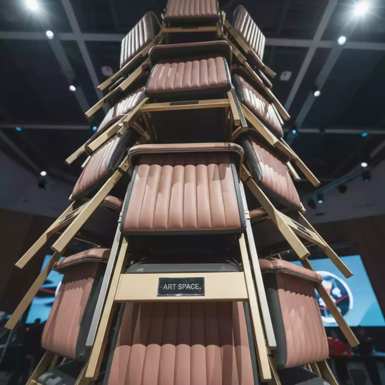 Аренда Стул складной Хит золото серо розовый кожзам в этно-парке «Моя Россия» — ART SPACE