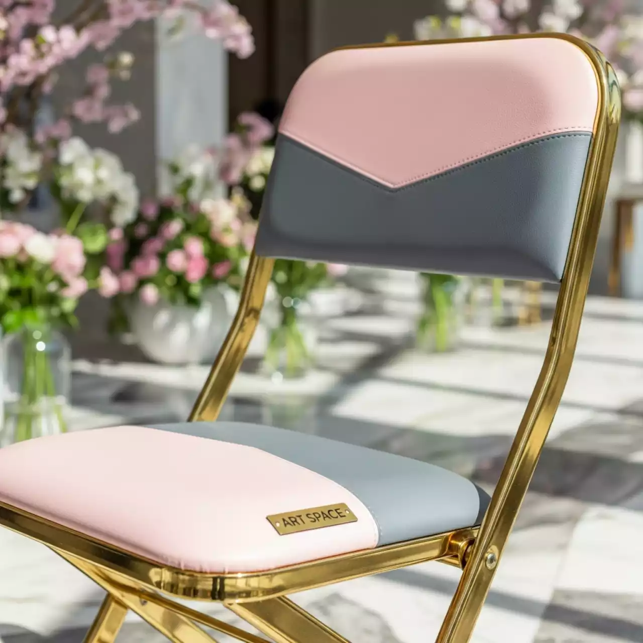 Аренда Стул складной Хит золотой каркас серо розовый кожзам в Radisson Collection Paradise — ART SPACE