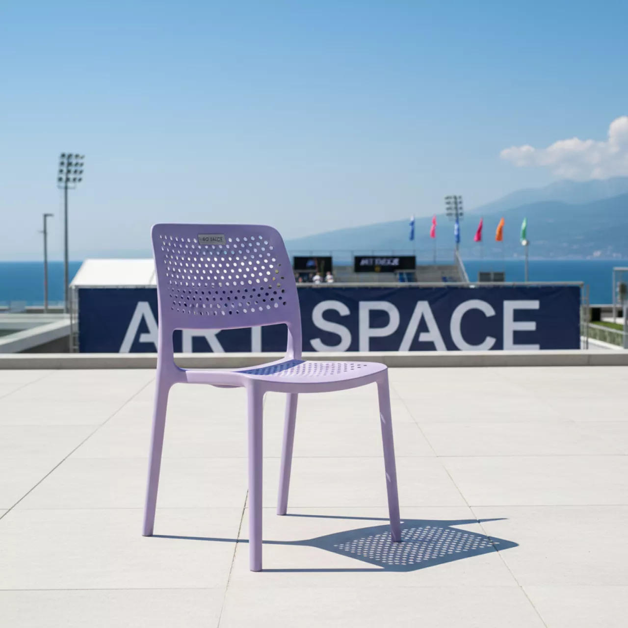 Аренда Стул складной Liara пластик нежно фиолетовый в Courtyard by Marriott Sochi — ART SPACE