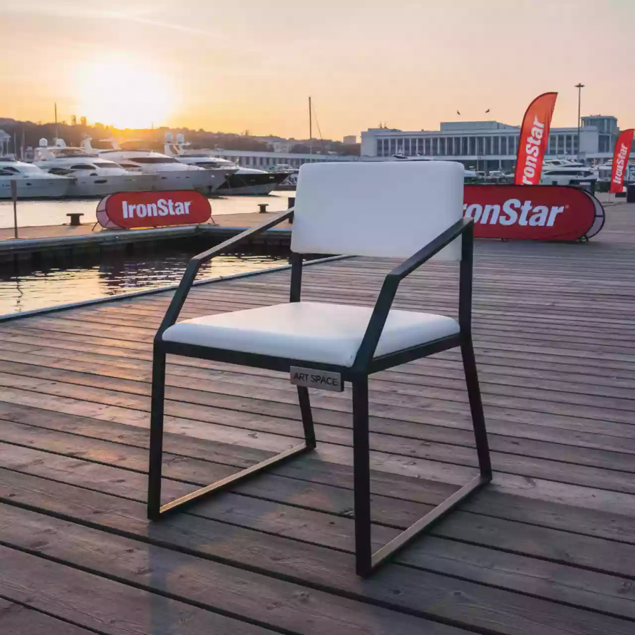 Аренда Стул Stars LS черный каркас белая кожа на территории Морпорта Сочи — ART SPACE