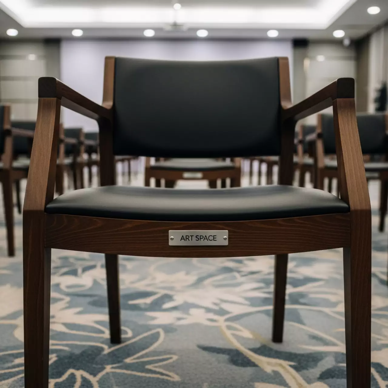 Аренда Стул Такер коричневый деревянный в Mercure Сочи Центр — ART SPACE