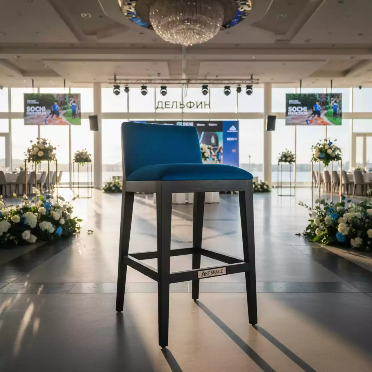 Аренда Стул Такер полубарный с подушкой синий велюр черная морилка в банкетном зале «Дельфин» — ART SPACE